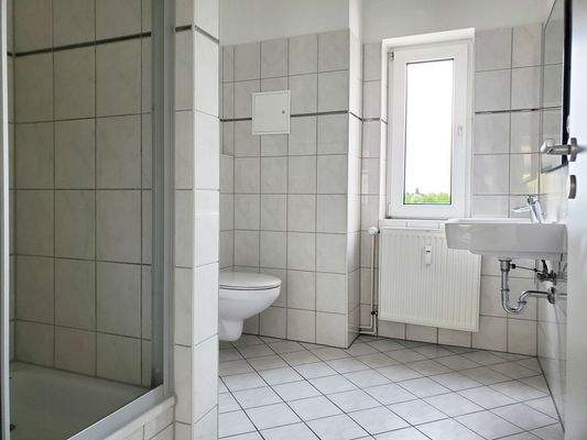 Badezimmer mit Dusche und Fenster.jpg