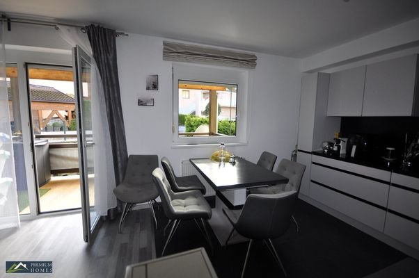 WATTENS - Attraktive 74m² Wohnung - Küchenansicht mit Esstisch und Zugang Balkon