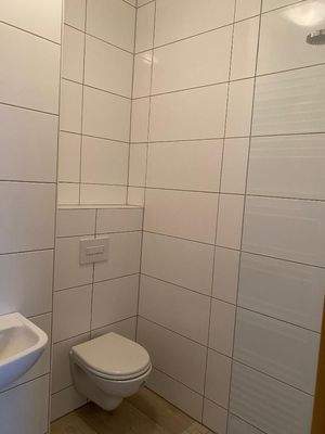 Bad mit Dusche und WC