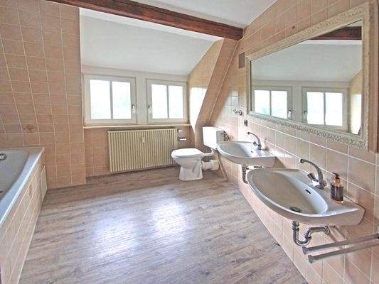 Tageslichtbad mit Badewanne