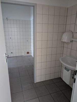 Gäste Waschbecken und Abstellraum