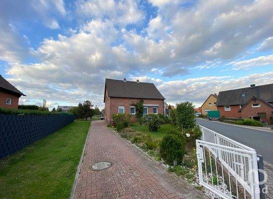 Einfahrt und Frontansicht