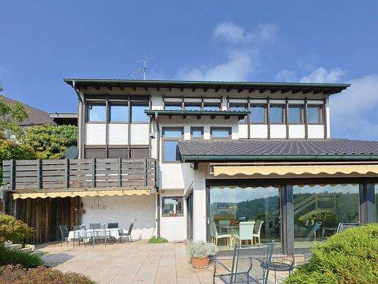 Hausansicht von der Terrasse mit großer Sonnenterrasse