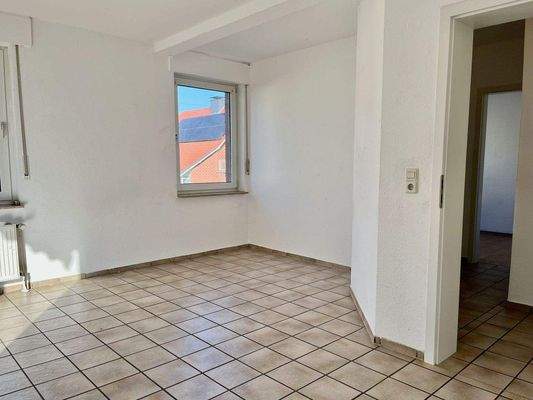 Wohnzimmer m. Blick in den Flur