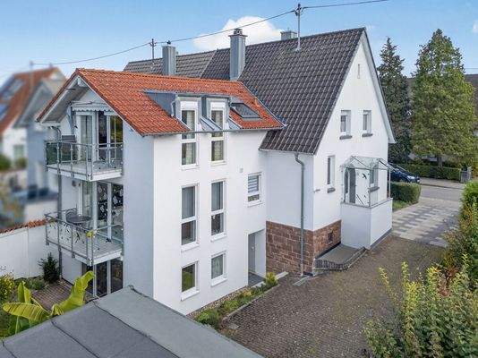 Haus Rückseite mit Balkon und Terrassenansicht