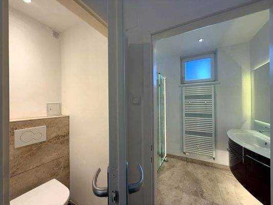 Toilette getrennt vom Bad / Badezimmer