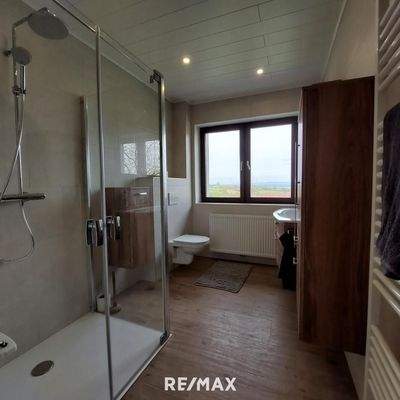 top saniertes, neues Badezimmer