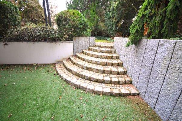 Treppenaufgang aus dem Wellness
Bereich hinaus zur Gartenanlage