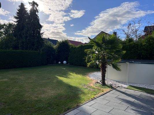 Garten mit Pool.jpeg