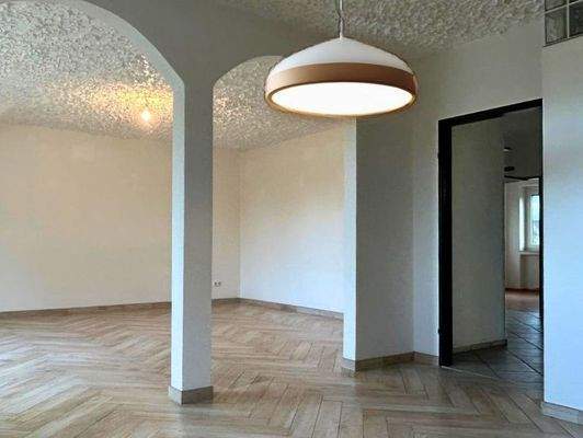 Heller Wohnbereich mit Platz zum Entspannen