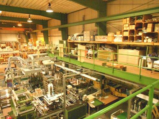 Blick in die Halle von Lager- und Arbeitsbühne