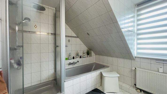 ... mit Wanne und Dusche