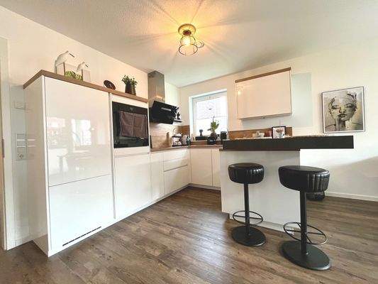 Perfekt organisiert und gut beleuchtet zeigt sich die edle Einbauküche