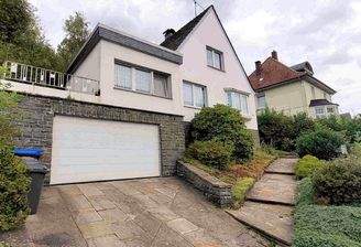 Große Garage & Weg zur Haustür