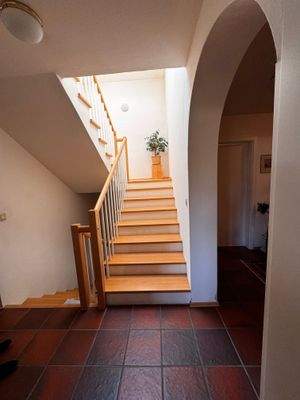 Buchenholztreppe zum Keller und Obergeschoss