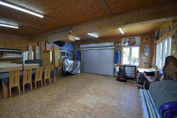 Nebengebäude / Werkraum II mit elektr. Rolltor