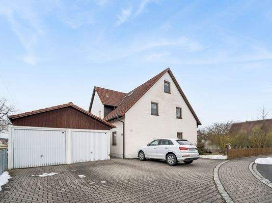 Ansicht mit Garage