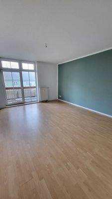 Wohnzimmer mit Blick zum Balkon