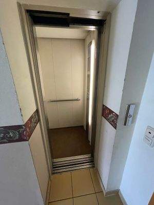 Fahrstuhl im Treppenhaus