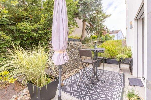 Gemütlicher Sitzplatz mit Rheinsicht und Platz für Hochbeet