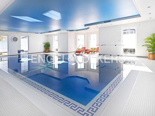 Schwimmbecken und Ausgang zur Terrasse