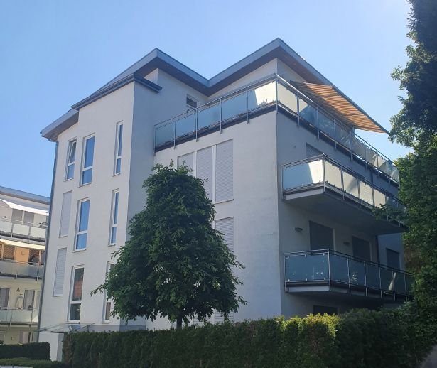 Baden-Baden, sonnige und moderne 4-Zimmer Wohnung mit großem Balkon und Tiefgarage in ruhiger Innenstadtlage