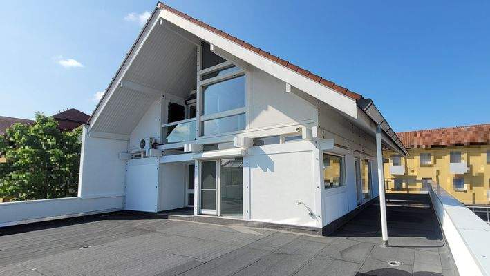 Hausansicht und Dachterrasse