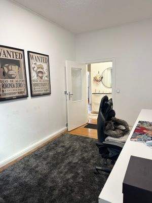 Heller freundlicher Raum ideal als Kinderzimmer oder Büro