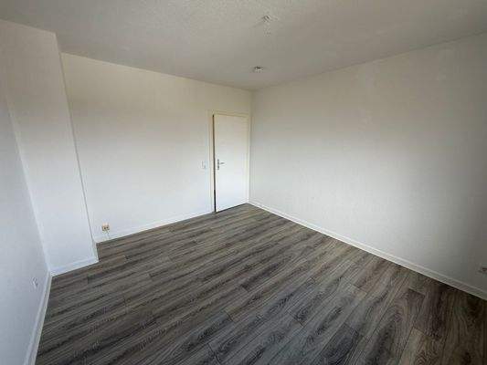 Leerer Raum mit Holzboden