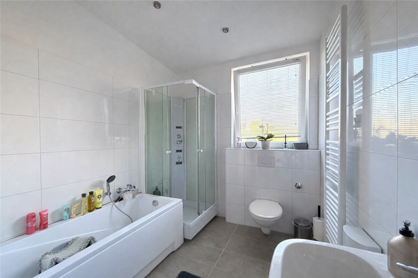 Bad mit Wanne/ Dusche und Fesnter DG