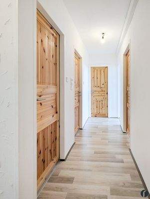 Flur zu zentral begehbaren Zimmern