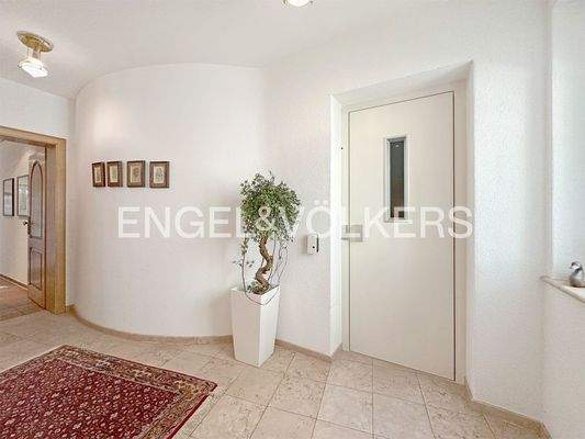 Flur mit Personenaufzug