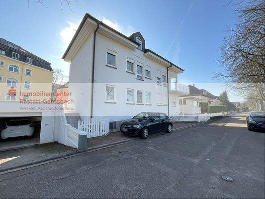 Stellplätze vor dem Haus