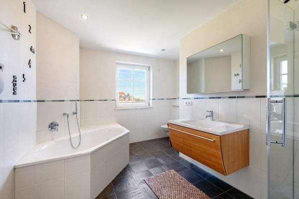 Kinderbad mit Dusche und Wanne