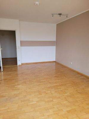 Wohnzimmer mit Blick zum Flur.jpg