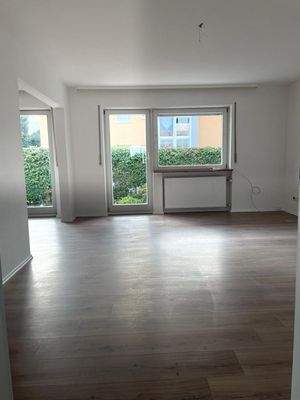 großer Wohnbereich mit Zugang Terrasse.jpg