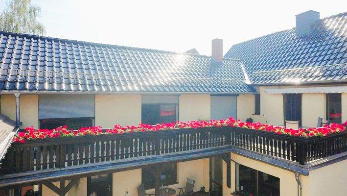 Balkon mit Blick in den Hof