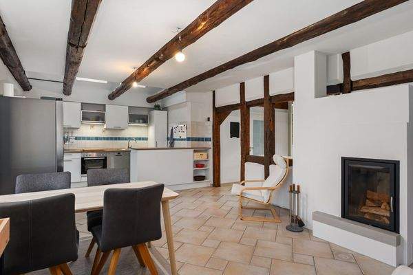 Wohn- und Esszimmer (42,33m²) mit Kamin, sichtbarer Balkenlage ...