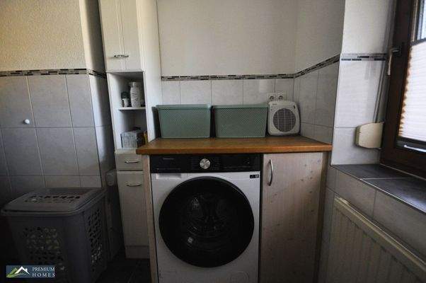 Moderne 3-Zimmer-Eigentumswohnung - Blick in das Bad mit Waschmaschine