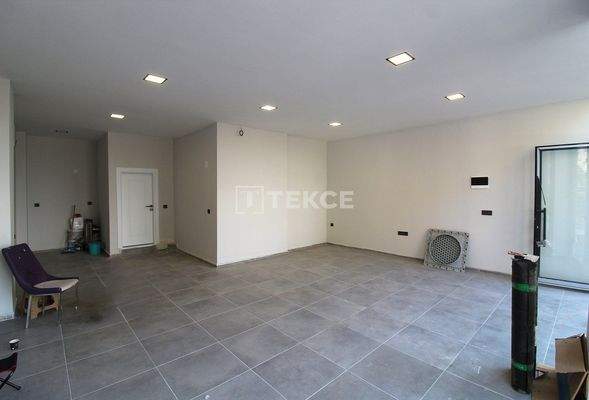 Roadside Shops on Nilüfer Ata Boulevard