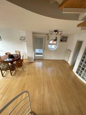 Wohn-Esszimmer mit Blick zur Küche