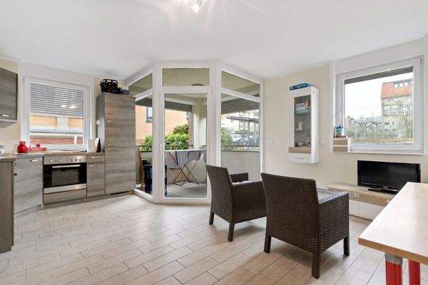 Wohnzimmer mit offener Küche