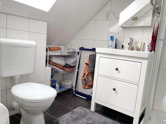 links: Bad mit Dusche