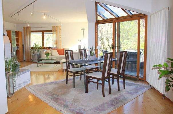 lichtdurchflutetes Wohnzimmer