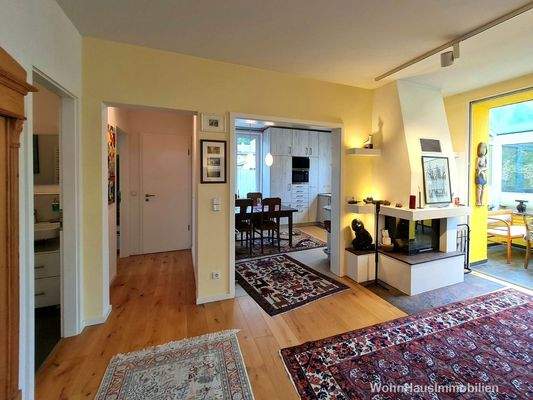 Blick von der Diele ins Wohnzimmer