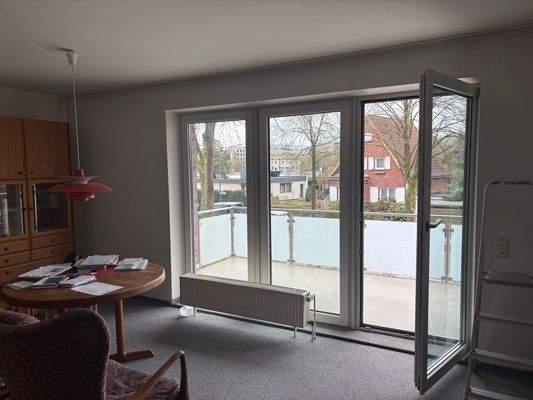 Blick vom Wohnzimmer auf den Balkon