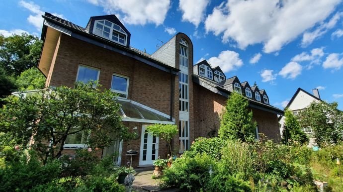 Moderne, freistehende Villa mit Einliegerwohnung in Waldrandlage