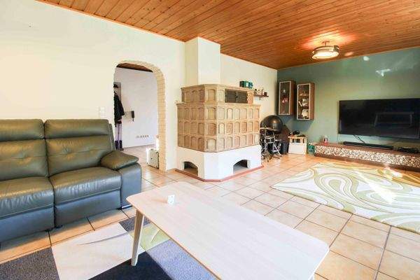 Wohnzimmer mit Kachelofen EG