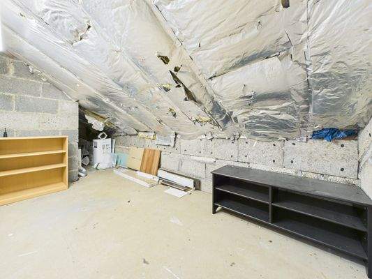 Speicher hinter Schlafzimmer