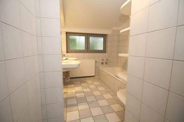 Badezimmer mit Wanne, Dusche und Fenster